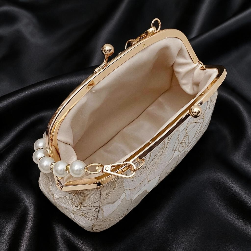Sac à main fleurie beige avec perle blanche