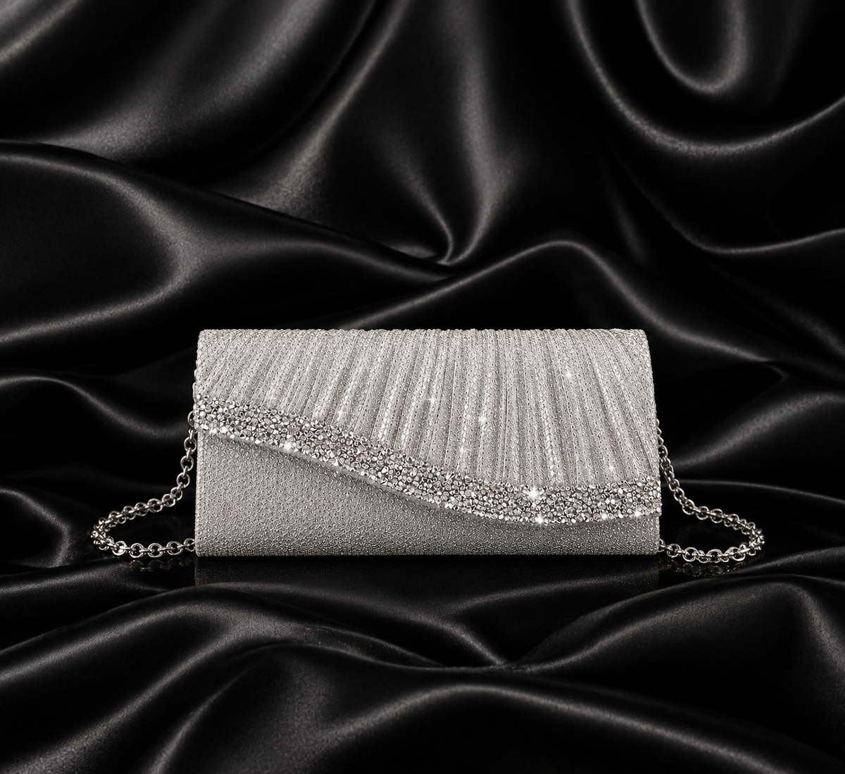 Sac à main argenté avec diamant